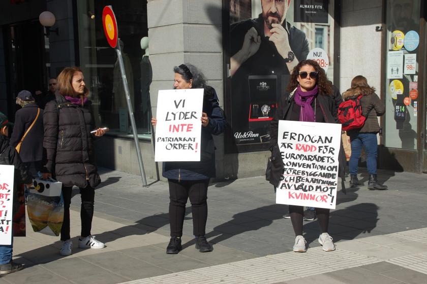 Türkiye'nin İstanbul Sözleşmesi'nden çekilmesi, İsveç'in başkenti Stockholm'de düzenlenen eylemle protesto edildi.