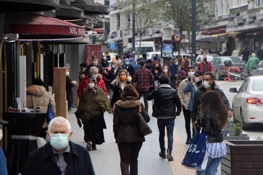 Samsun'da sokaktaki kalabalık