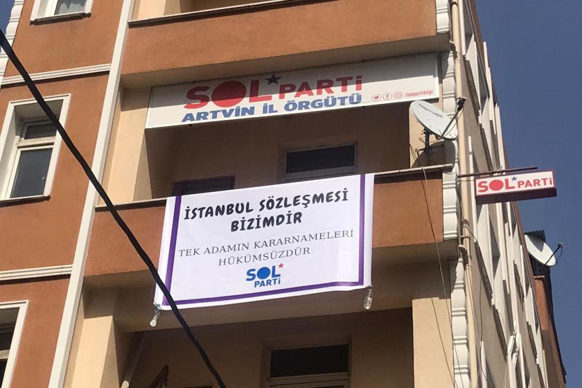 Sol Parti binasına asılı İstanbul Sözleşmesi Bizimdir pankartı