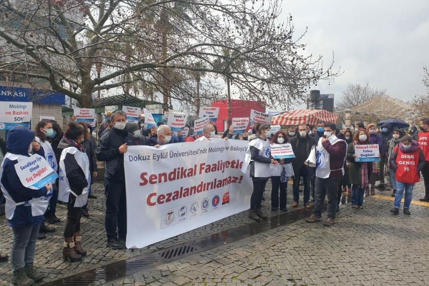 Sağlık emekçilerine verilen cezaları protesto eden Dokuz Eylül Üniversitesi sağlık emekçileri 