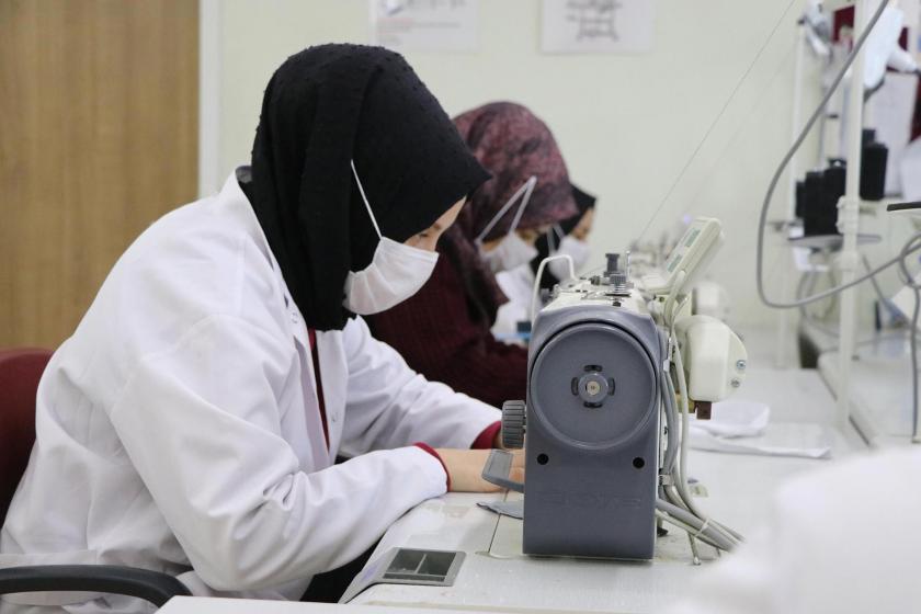 Meslek lisesi tekstil bölümünde dikiş diken öğrenciler