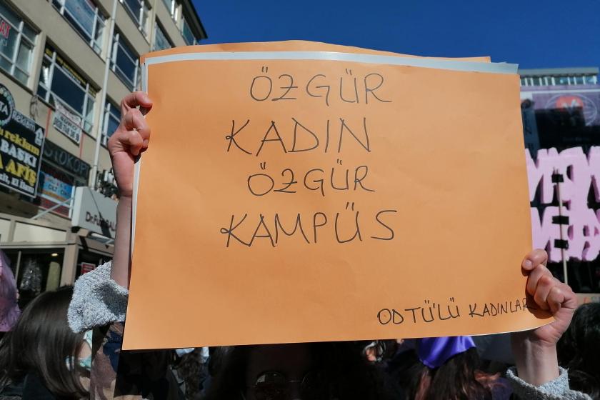 Özgür kadın özgür kampüs pankartı tutan kadın