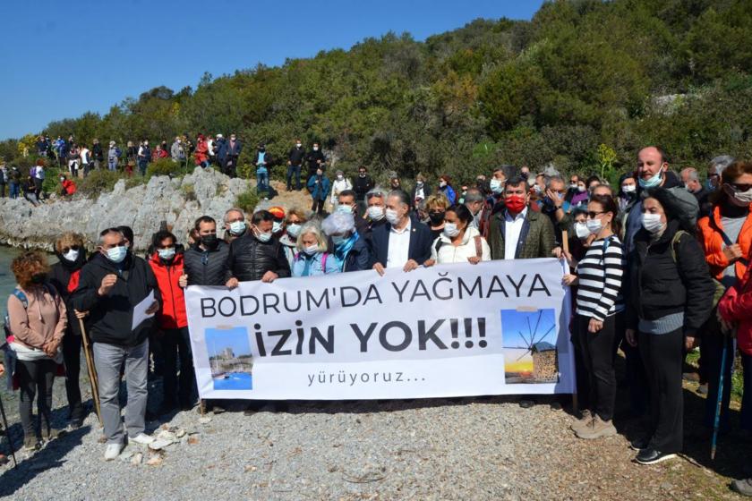 Bodrum kıyılarının ranta açılmasına karşı çıkan halk 'Bodrum'da yağmaya izin yok!' yazılı pankartla basın açıklaması yaparken.