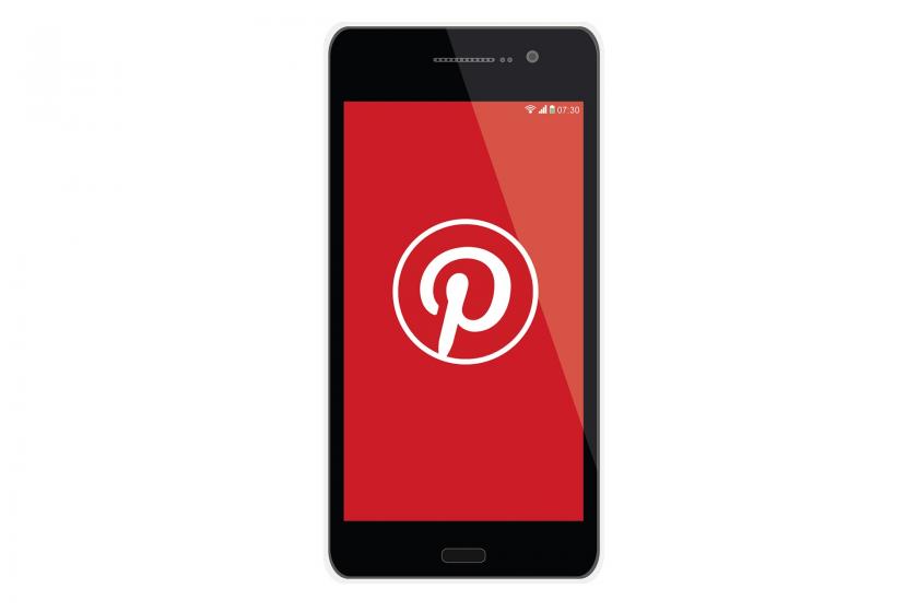 Pinterest uygulaması yüklü bir telefon görseli.