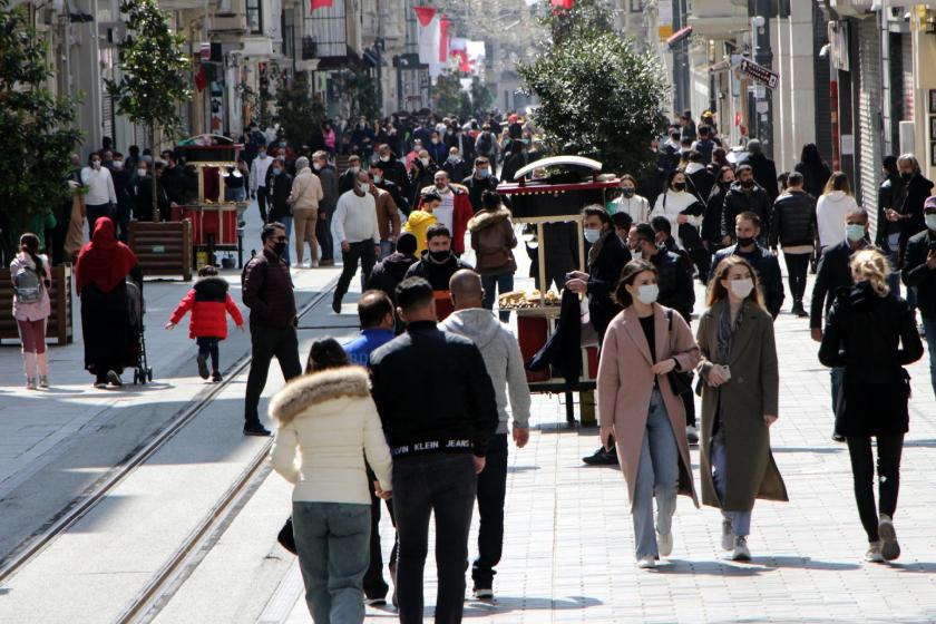 İstiklal Caddesi'nde yürüyen insanlar, kalabalık