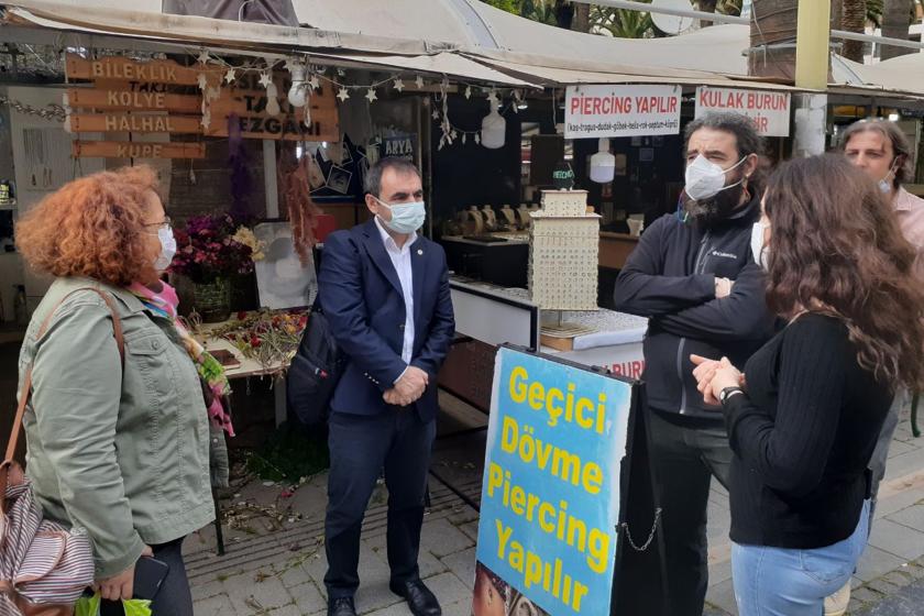 Emek Partisi (EMEP) Genel Başkanı Ercüment Akdeniz, İzmir'de Sevgi Yolu esnafını ziyaret etti.