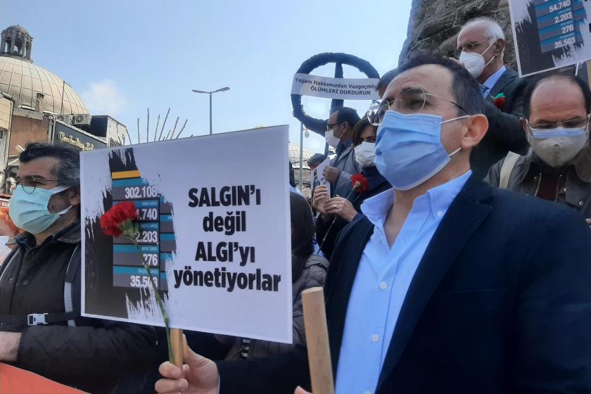 Sağlıkçıların eyleminde salgını değil algıyı yönetiyorlar pankartı