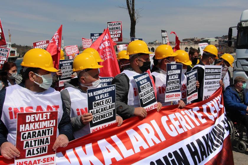 Kayı işçileri ellerinde dövizlerle eylem yapıyor