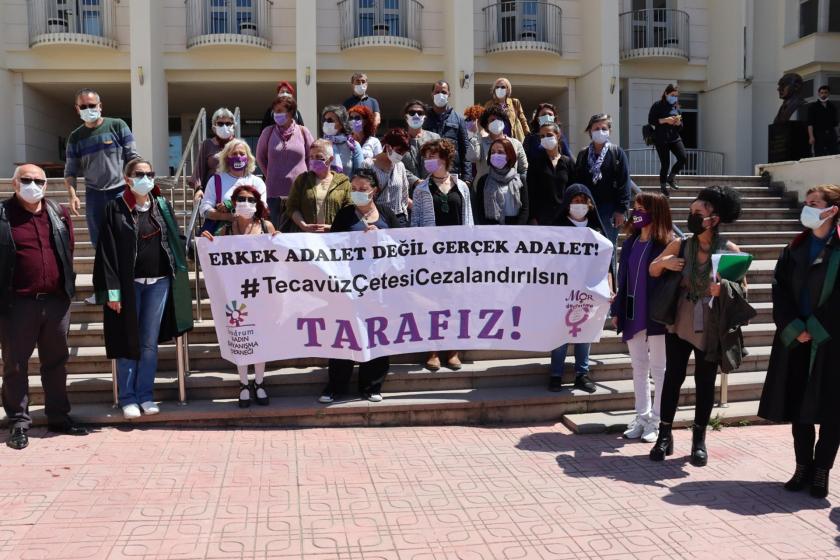 Muğla'da adliye önünde açıklama yapan kadınlar