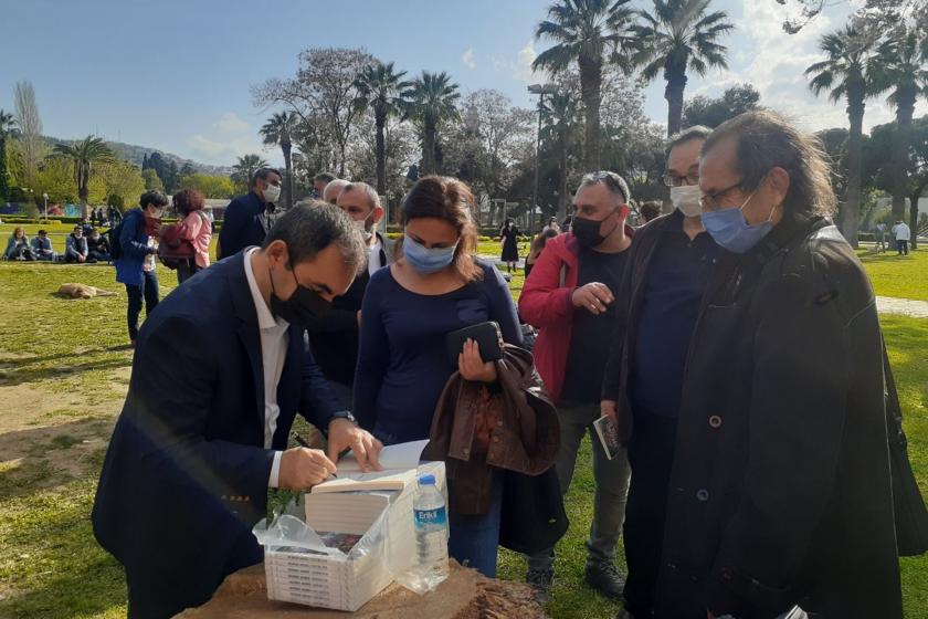 Emek Partisi (EMEP) Genel Başkanı Ercüment Akdeniz, 'Sekizinci Kıta' adlı kitabıyla İzmir’de okurlarıyla buluştu.