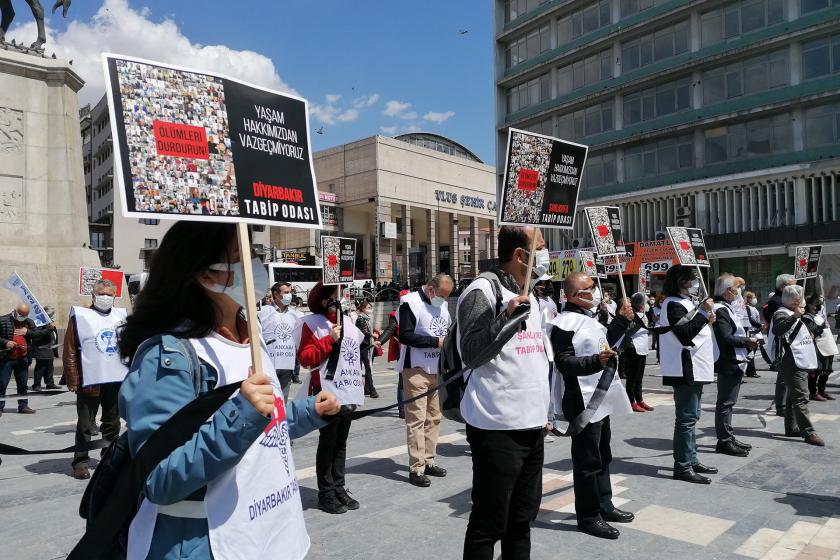 Farklı illerden gelerek Ankara'da buluşan tabip odalarının temsilcileri 'Yaşam hakkımızdan vazgeçmiyoruz, ölümleri durdurun' dedi.