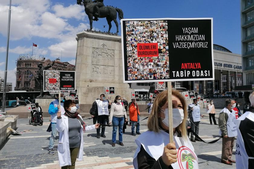 Farklı illerden gelerek Ankara'da buluşan tabip odalarının temsilcileri 'Yaşam hakkımızdan vazgeçmiyoruz, ölümleri durdurun' dedi.