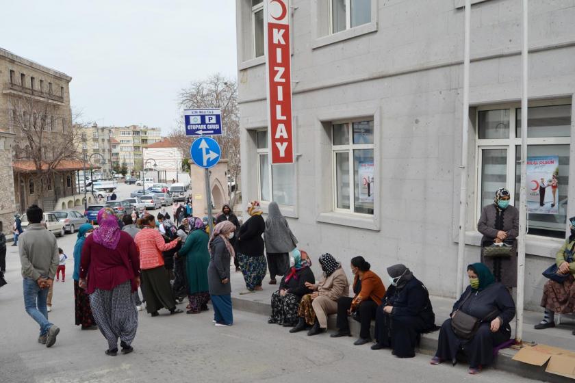 Aksaray'da Kızılay önündeki kuyruk