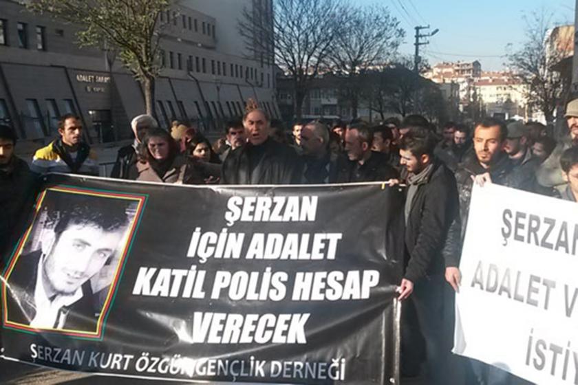 Şerzan Kurt Özgür Gençlik Derneği üyelerinin 'Şerzan için adalet, katil polis hesap verecek' yazılı pankartla yürüyüş yaptığı sırada çekilen bir fotoğraf.