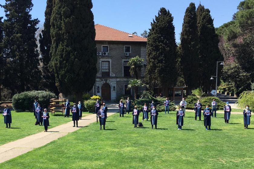 Rektörlük binasına sırtını dönen Boğaziçi Üniversitesi akademisyenleri