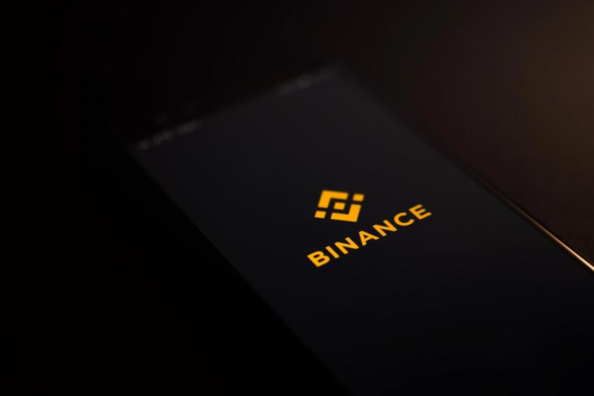 Bir telefonda Binance logosu görünüyor