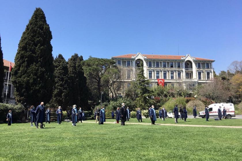 Rektörlük binasına sırtını dönen Boğaziçi Üniversitesi akademisyenleri