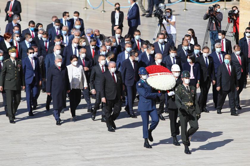 Anıtkabir'deki 23 Nisan törenine katılan siyasiler, çelenk taşınıyor