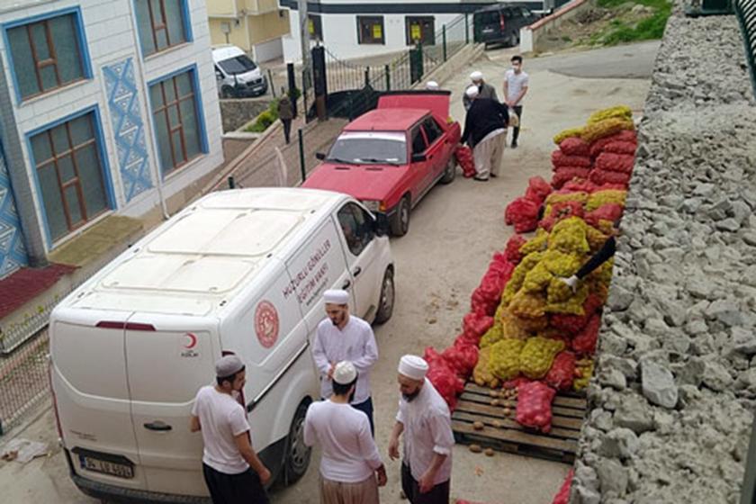 Huzurlu Gönüller Eğitim Vakfı aracı ve soğan ve patates çuvalları