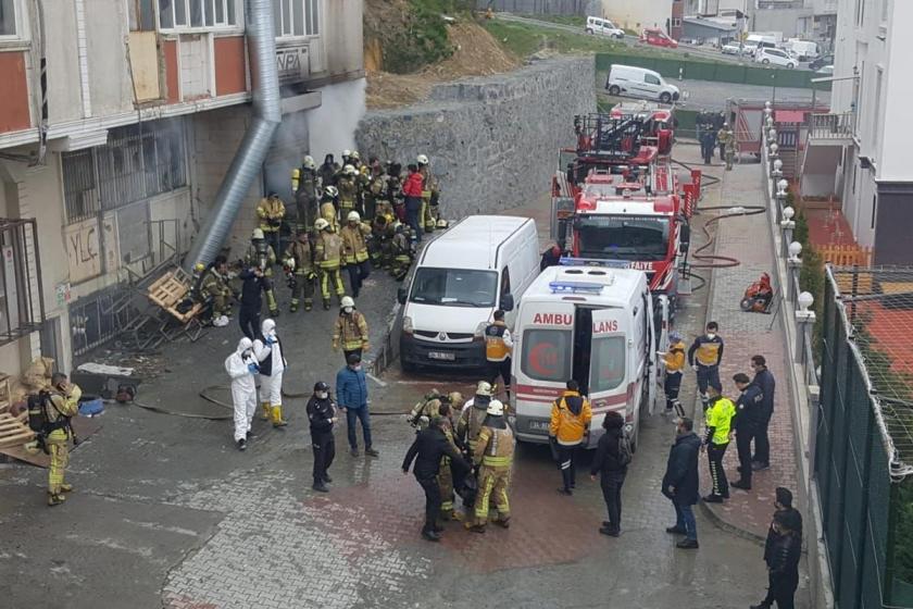 Depo önünde itfaiye ve sağlık görevlileri