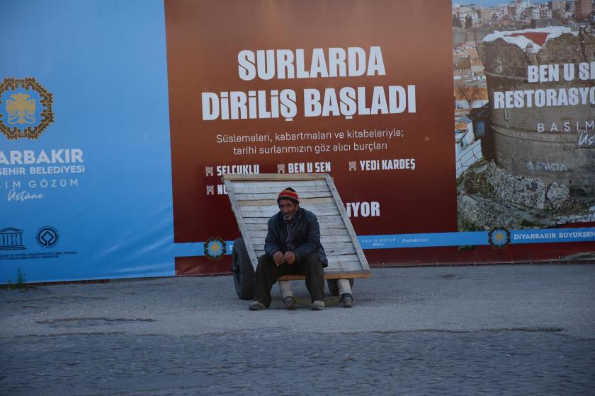 İzzet İpek çekçek arabasında oturarak bekliyor