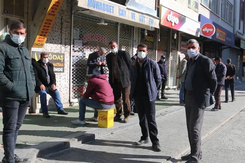 Van'da İşçi Sokağı olarak bilinen sokakta iş bekleyen yurttaşlar.