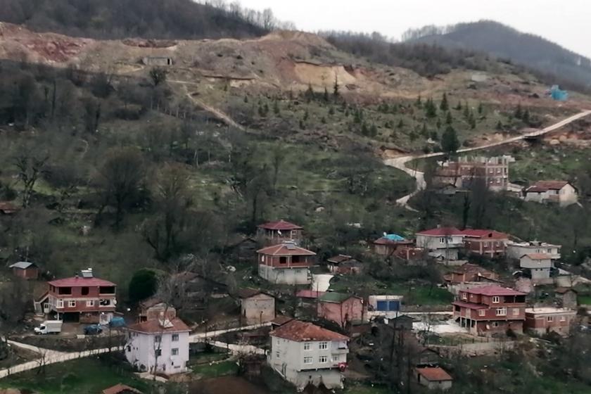 Ordu'nun Kabataş ilçesi Alakent Mahallesinde yeniden faaliyete geçirilmek istenen taş ocağının hemen altında bulunan evler.