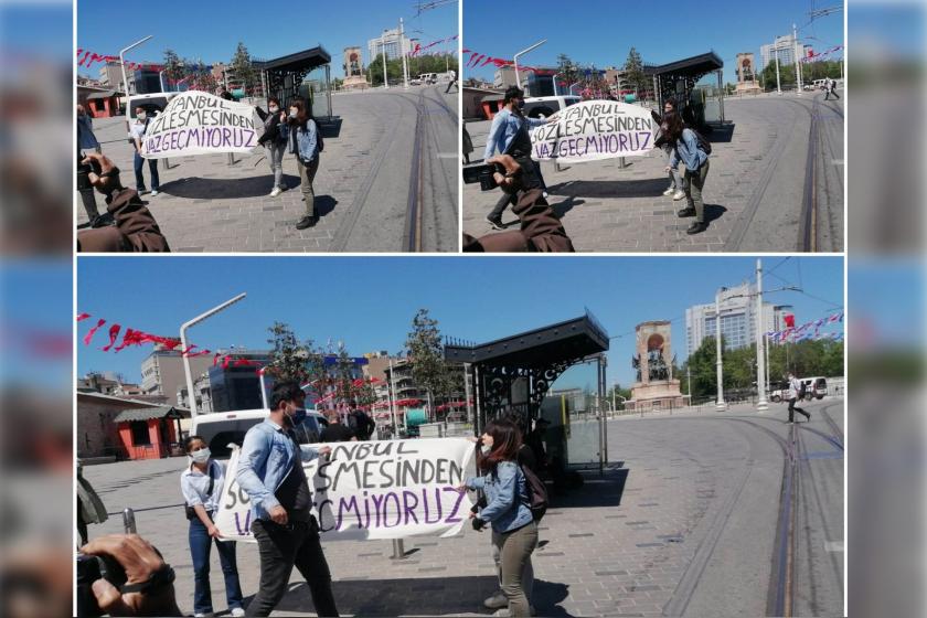 İstanbul Sözleşmesinden vazgeçmiyoruz yazılı döviz pankartı taşıyan kadınlar