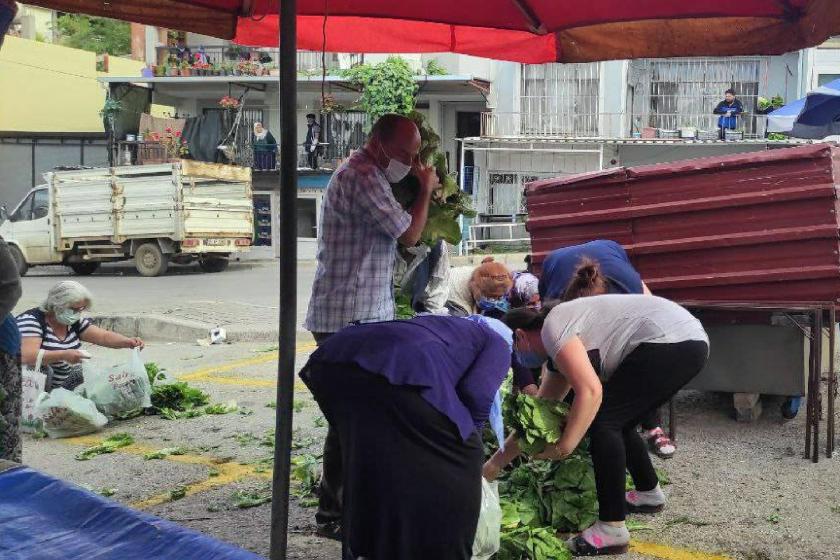 Tepkili pazarcılar ürünleri yere saçtı, yoksul yurttaşlar topladı