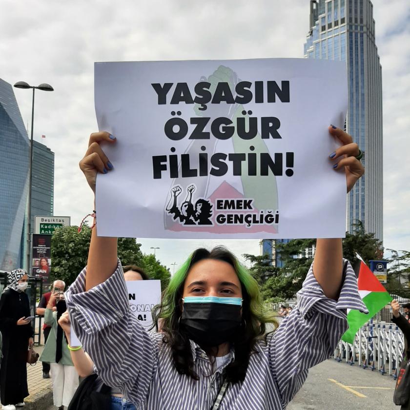 Emek Gençliği'nin İsrail Başkonsolosluğu önünde düzenlediği protesto eyleminde 'Yaşasın özgür Filistin' yazılı döviz tutan bir genç kadın.