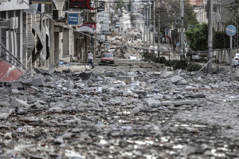 İsrail'in saldırılarının ardından harabeye dönüşmüş Gazze'den bir fotoğraf.