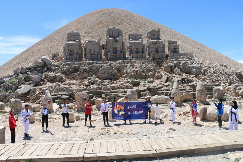 UNESCO Dünya Kültür Mirası Listesi'ndeki Nemrut Dağı'nın zirvesinde, 19 Mayıs Atatürk'ü Anma, Gençlik ve Spor Bayramı nedeniyle etkinlik düzenlendi