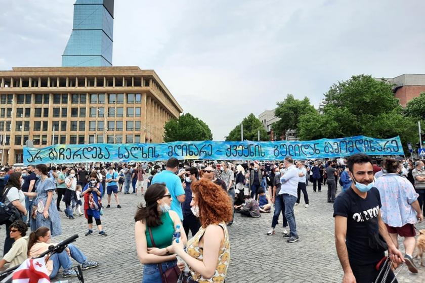 Meydanda toplanmış protestocular