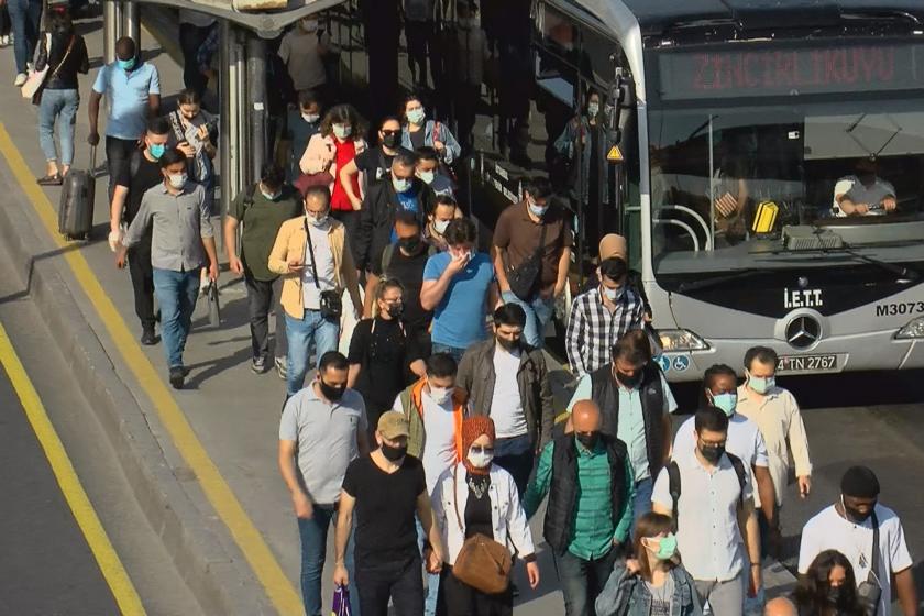 Metrobüs durağında bulunan insanlar.