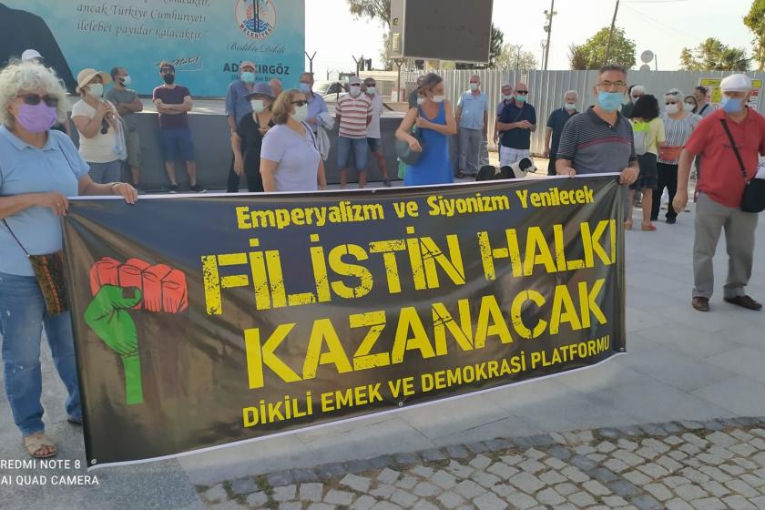 Dikili Emek ve Demokrasi Platformu Filistin halkı için Atatürk Meydanında basın açıklaması yaparken. 