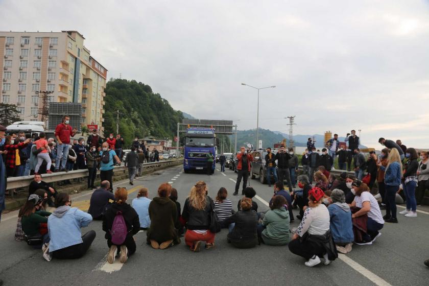 Hopalı çay üreticileri uluslararası transit yolunu kapattı