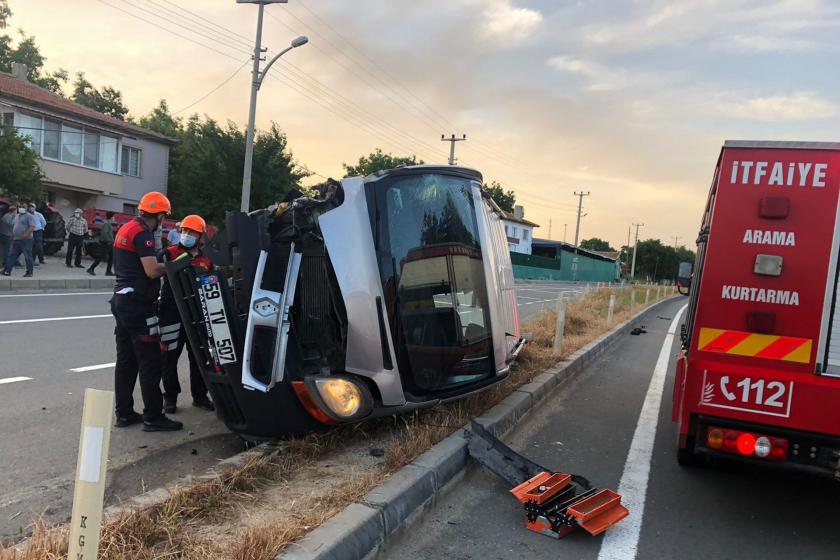 Devrilen kamyonet ve itfaiye aracı 