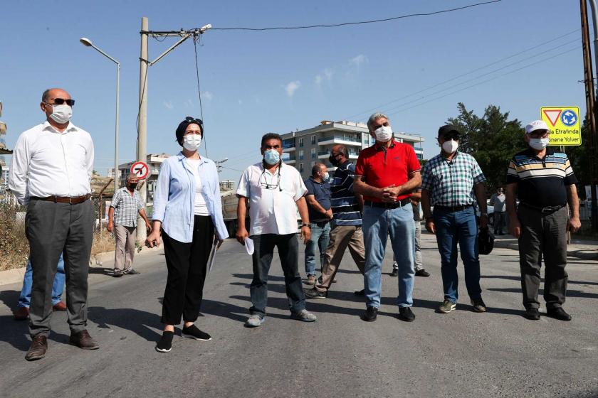 Harmandalı atık depolama tesisinin kapanmasını isteyen mahalleli yol kapattı