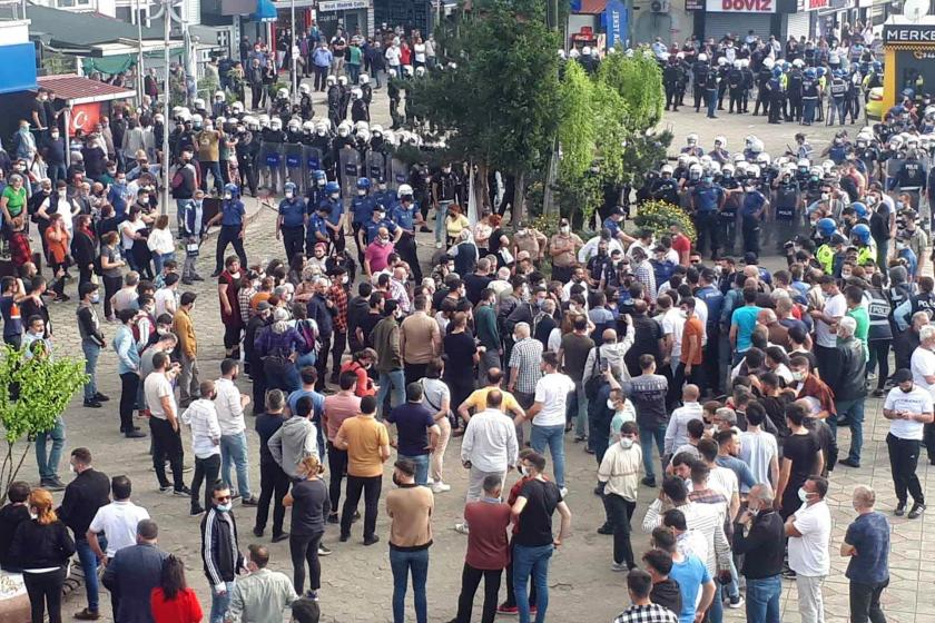 Hopa'da çay üreticilerinin protesto eylemine engel olmak isteyen polis çok sayıda kişiyi gözaltına aldı.