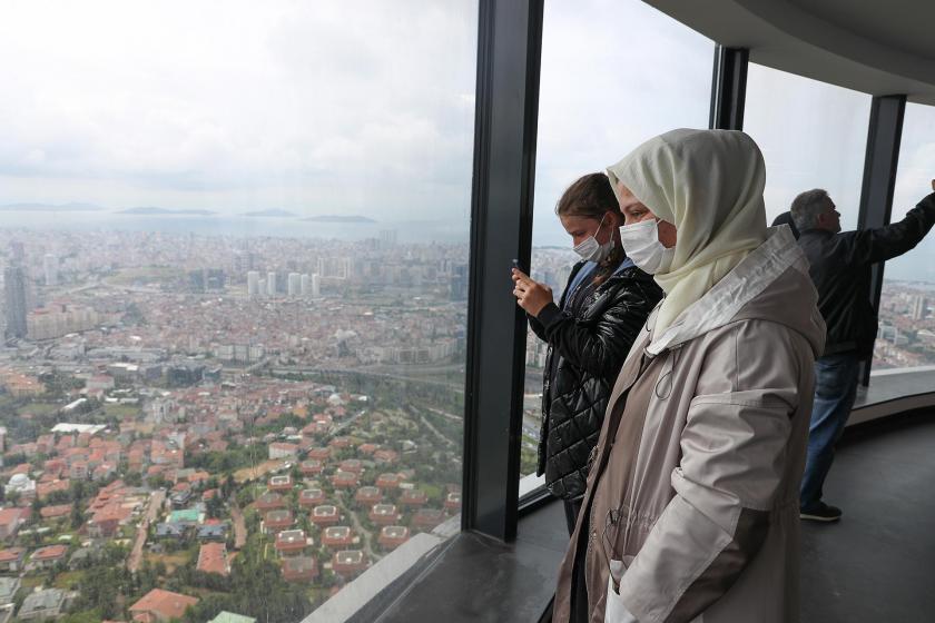 Çamlıca Kulesi'nden manzarayı seyreden iki kadın