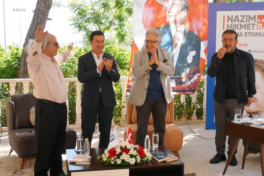 Bodrum Belediyesi tarafından düzenlenen Nâzım Hikmet anması, Zülfü Livaneli (sağdan ikinci)