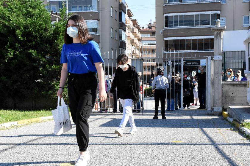 Bursa'da LGS sınavına giren çocuklar.