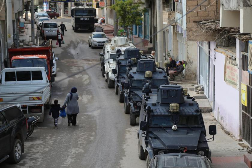 Mardin'de askeri araçlarla dolu bir sokak