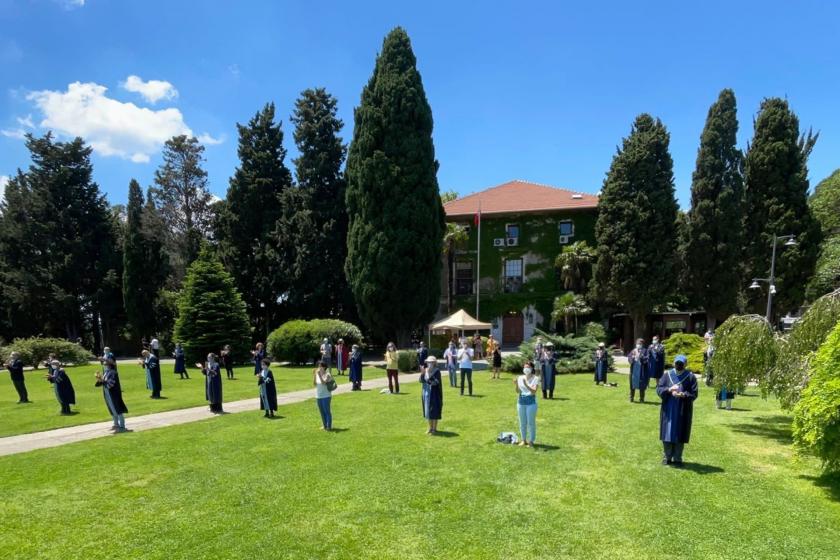 Rektörlük binasına sırtını dönen Boğaziçi Üniversitesi akademisyenleri