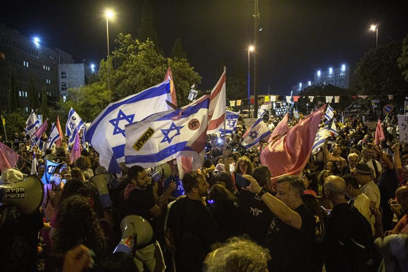 İsrail'de Gelecek Var ve Yamina Partilerinin öncülüğünde kurulan koalisyon hükümetinin güven oyu almasıyla 12 yıldır devam eden Başbakan Binyamin Netanyahu dönemi bitti. Batı Kudüs'teki İsrail meclisi önünde toplanan yüzlerce İsrailli, Netanyahu döneminin sona ermesini kutladı.