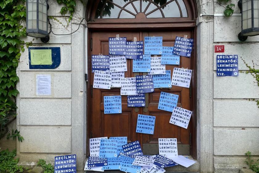 Boğaziçi Üniversitesi rektörlük kapısı