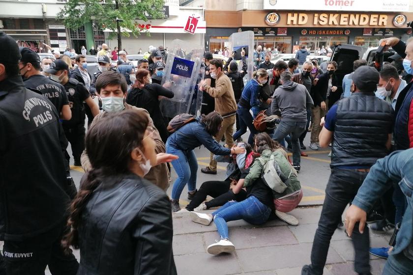 Yere düşürülen kadınlar, gözaltına alınan kadınlar