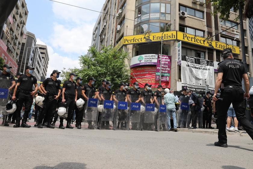 HDP İzmir il binasına silahlı saldırı, 1 kişi hayatını kaybetti.