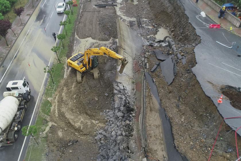 Başakşehir'de istinat duvarı çöktü