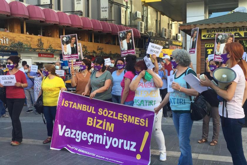 Malatya'da İstanbul Sözleşmesi pankartı ile toplanan kadınlar